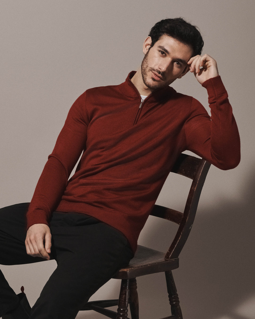 Our extra-fine merino wool 1/4 zip jumpers for men and women in maroon red are made from a lightweight fabric and reactive natural fibre. Ideal for layering under our waterproof dry robes for spectating touchdown sports or walking the dog.