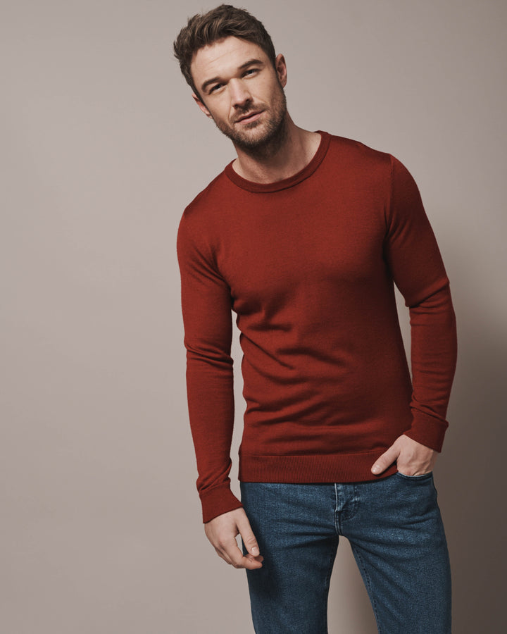 Model wearing our unisex extra-fine merino wool crew neck jumper, made from a lightweight fabric and reactive natural fibre. Ideal for layering under our waterproof dry robes for city commute or layering up for a friend's BBQ in the evening. The perfect addition to any minimalist capsule wardrobe.