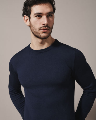 Our extra-fine merino wool crew neck jumpers for men and women in navy are made from a lightweight fabric and reactive natural fibre. Ideal for layering under our waterproof dry robes for spectating touchdown sports or walking the dog.