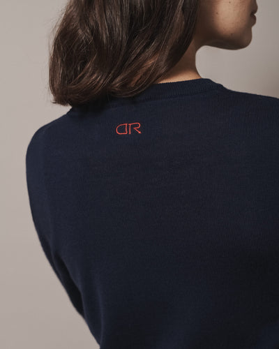 Our extra-fine merino wool crew neck jumpers for men and women in navy are made from a lightweight fabric and reactive natural fibre. Finished with our signature brand logo with red stitching. Ideal for layering under our waterproof dry robes for spectating touchdown sports or walking the dog.