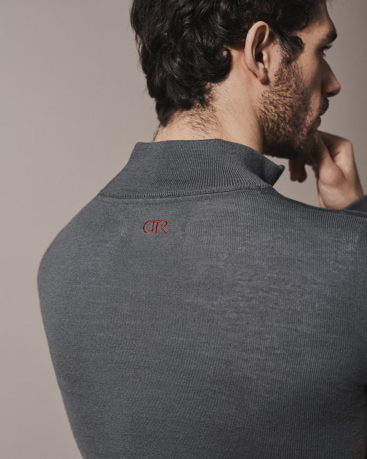Our extra-fine merino wool 1/4 zip jumpers for men and women in storm grey are made from a lightweight fabric and reactive natural fibre. Finished with our signature brand logo with red stitching. Ideal for layering under our waterproof dry robes for spectating touchdown sports or walking the dog.