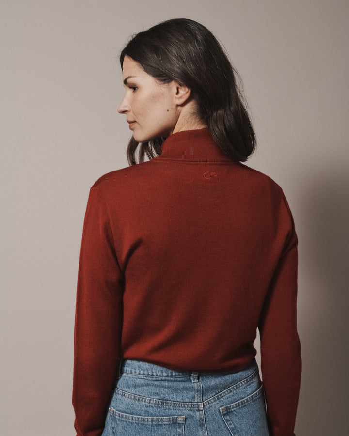Our extra-fine merino wool 1/4 zip jumpers for men and women in maroon red are made from a lightweight fabric and reactive natural fibre. Finished with our signature brand logo with red stitching. Ideal for layering under our waterproof dry robes for spectating touchdown sports or walking the dog.